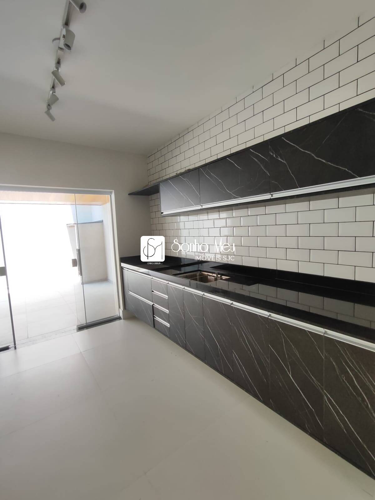Casa para alugar com 4 quartos, 225m² - Foto 11