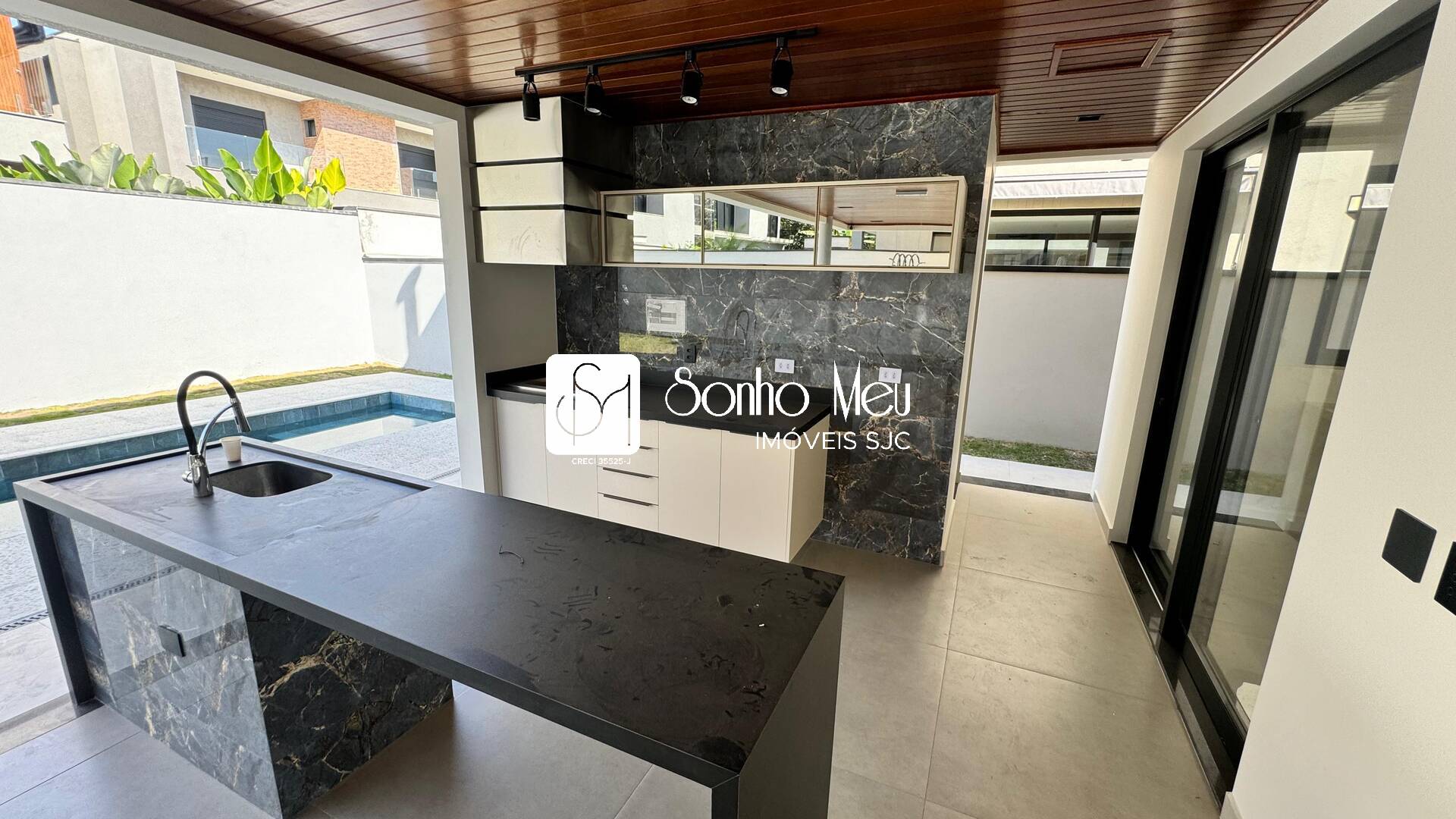 Casa de Condomínio à venda com 5 quartos, 378m² - Foto 1