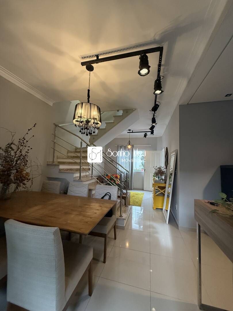 Casa à venda com 3 quartos, 143m² - Foto 1