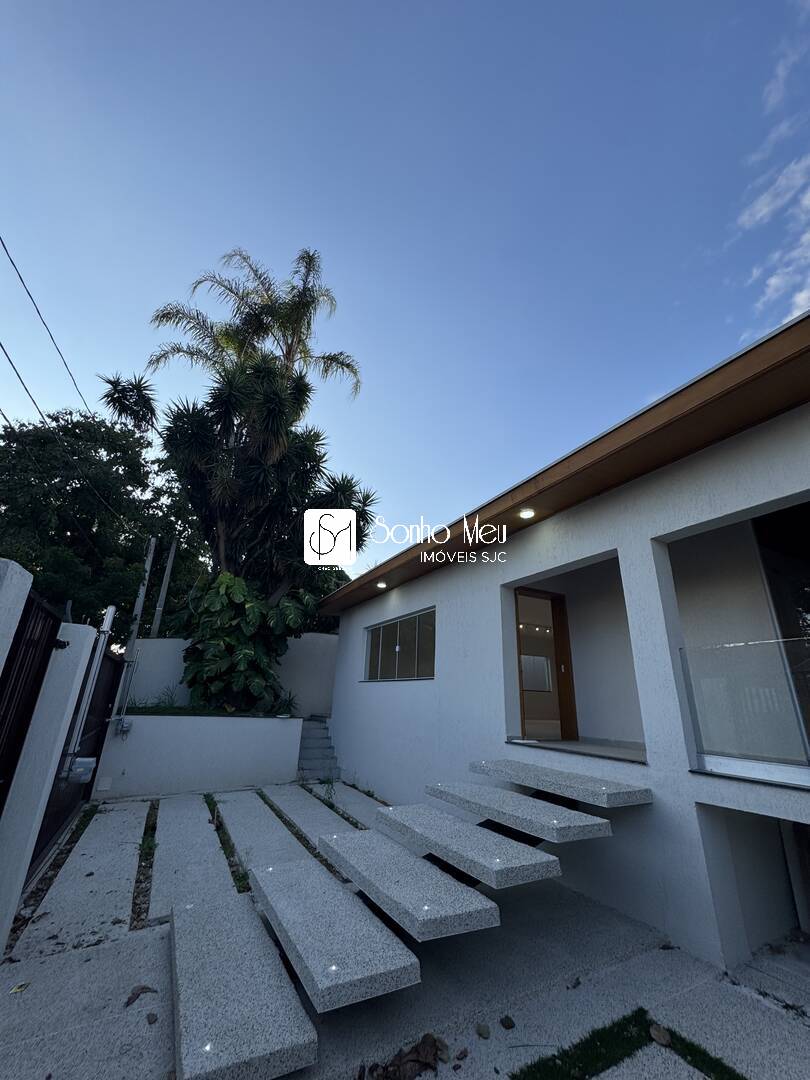 Casa para alugar com 4 quartos, 225m² - Foto 1