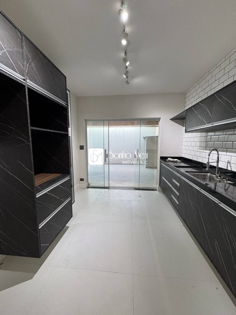 Casa para alugar com 4 quartos, 225m² - Foto 8