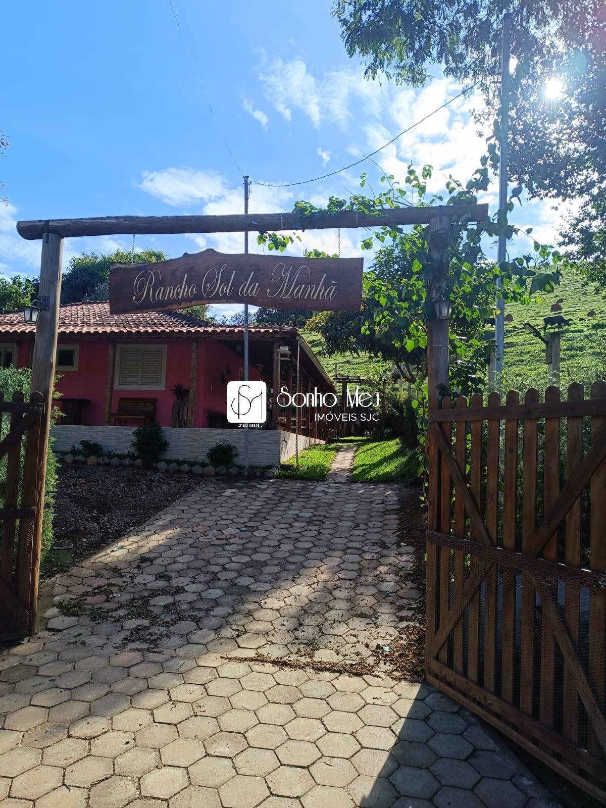 Casa à venda com 3 quartos, 90m² - Foto 1