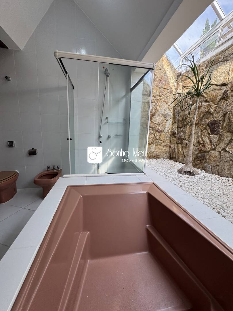 Casa de Condomínio para alugar com 4 quartos, 350m² - Foto 12