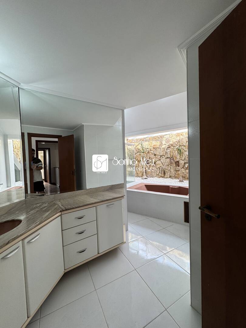 Casa de Condomínio para alugar com 4 quartos, 350m² - Foto 14