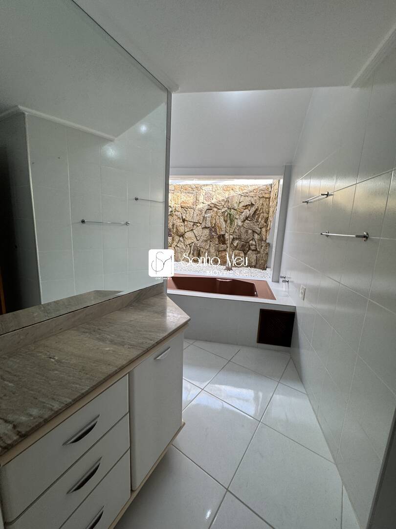 Casa de Condomínio para alugar com 4 quartos, 350m² - Foto 16